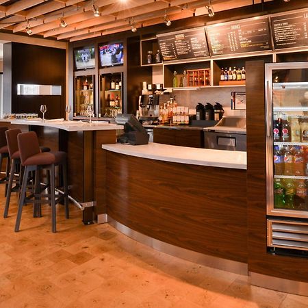 Courtyard By Marriott Toledo North Hotell Exteriör bild