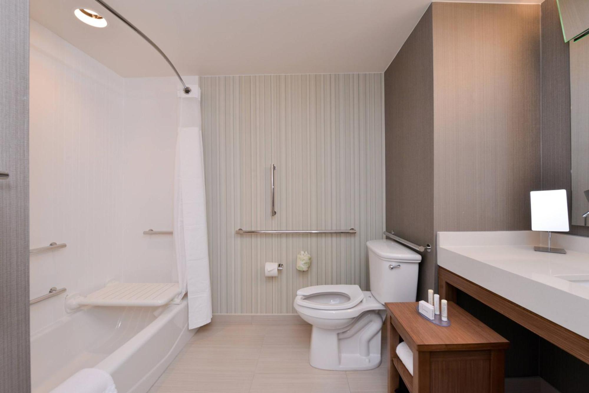 Courtyard By Marriott Toledo North Hotell Exteriör bild
