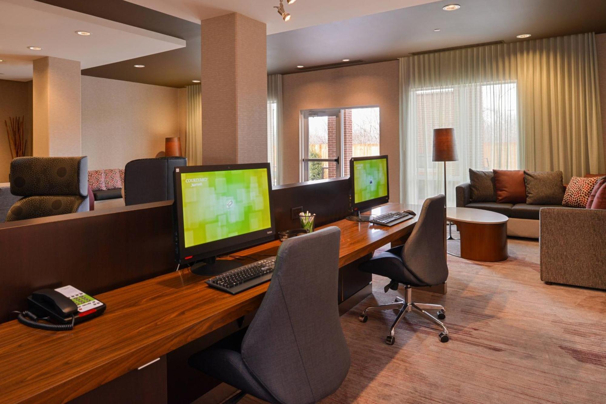 Courtyard By Marriott Toledo North Hotell Exteriör bild