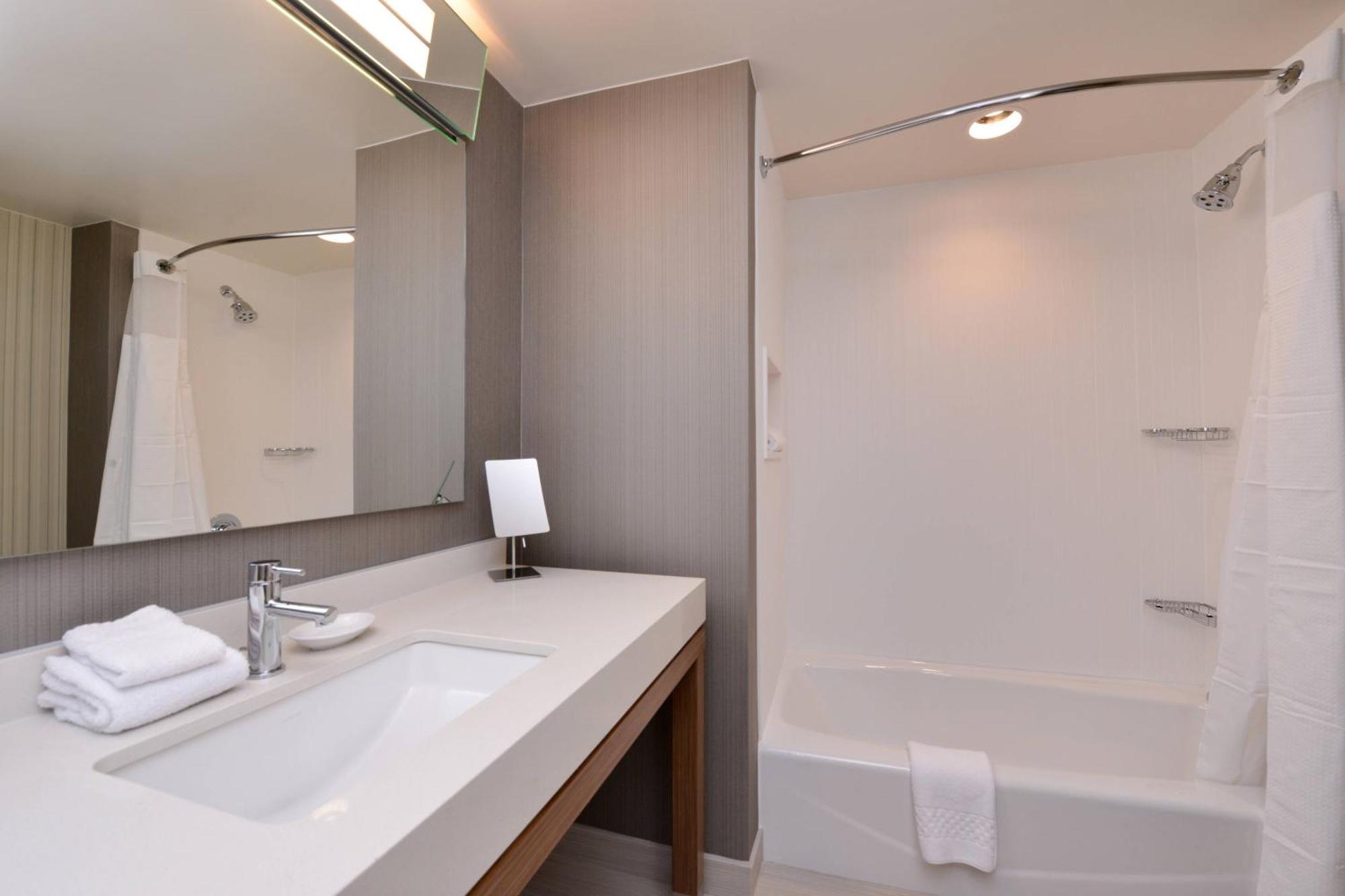 Courtyard By Marriott Toledo North Hotell Exteriör bild